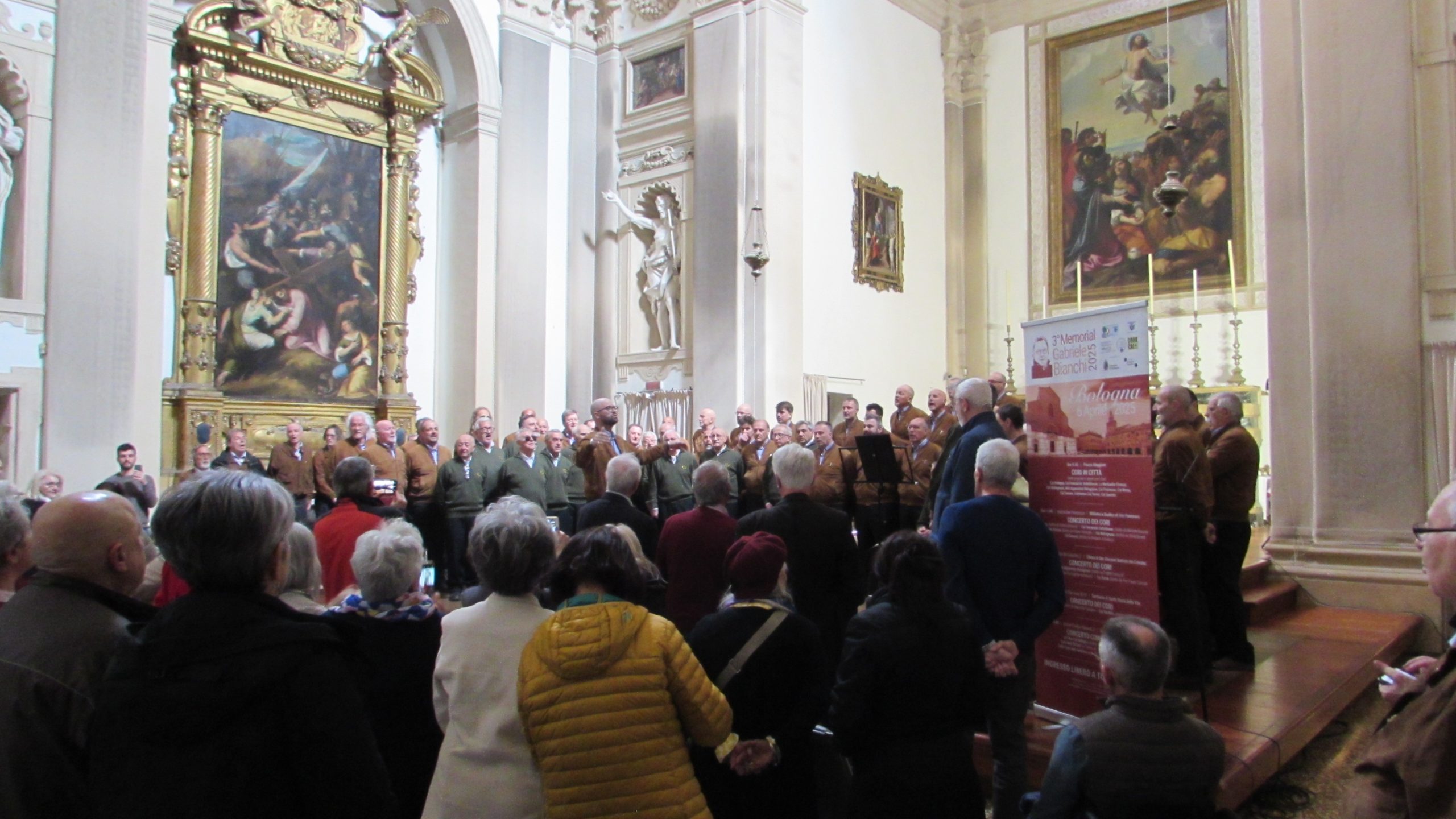Bologna: il maestro Roberto Garniga (Coro della Sosat) dirige i 400 coristi dei cori del Cai