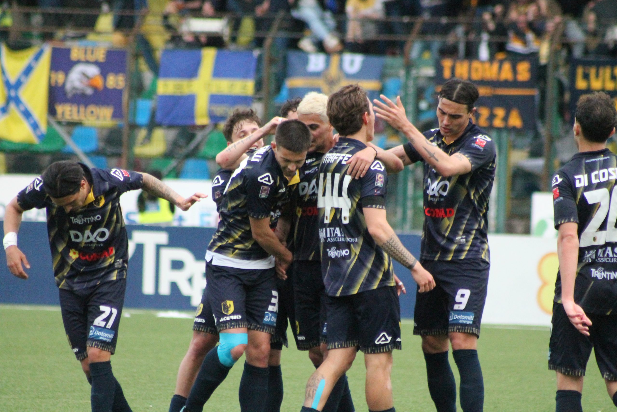 L'esultanza dopo il secondo gol di Anastasia. Foto Carmelo Ossanna