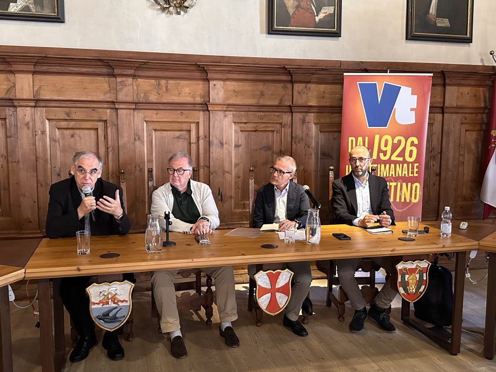 Da sinistra, l'arcivescovo mons. Lauro Tisi, lo scario Mauro Gilmozzi, il vicedirettore di Avvenire Marco Ferrando, il direttore della Fondazione FiemmePER Andrea Ciresa. Foto Vita Trentina